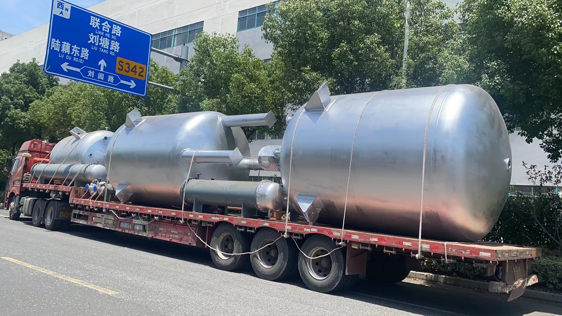 三台不锈钢反应釜，六台列管冷凝器发往江西